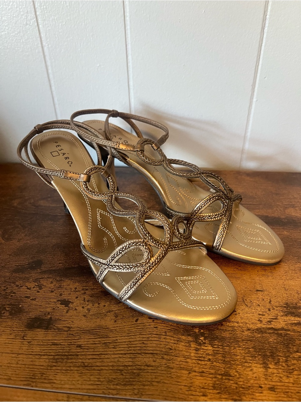 EUC Women’s Size 8 1/2 m, Pesaro Gold Strappy Sandals, 232050, Miranda